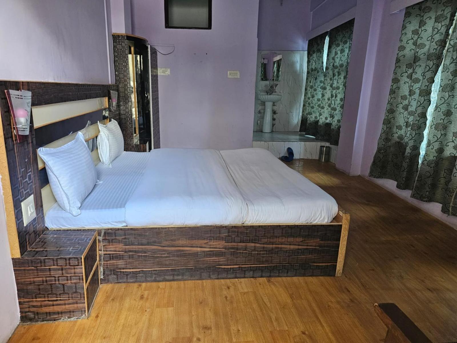 Hotel Afzal And Restaurant Kargil Bagian luar foto