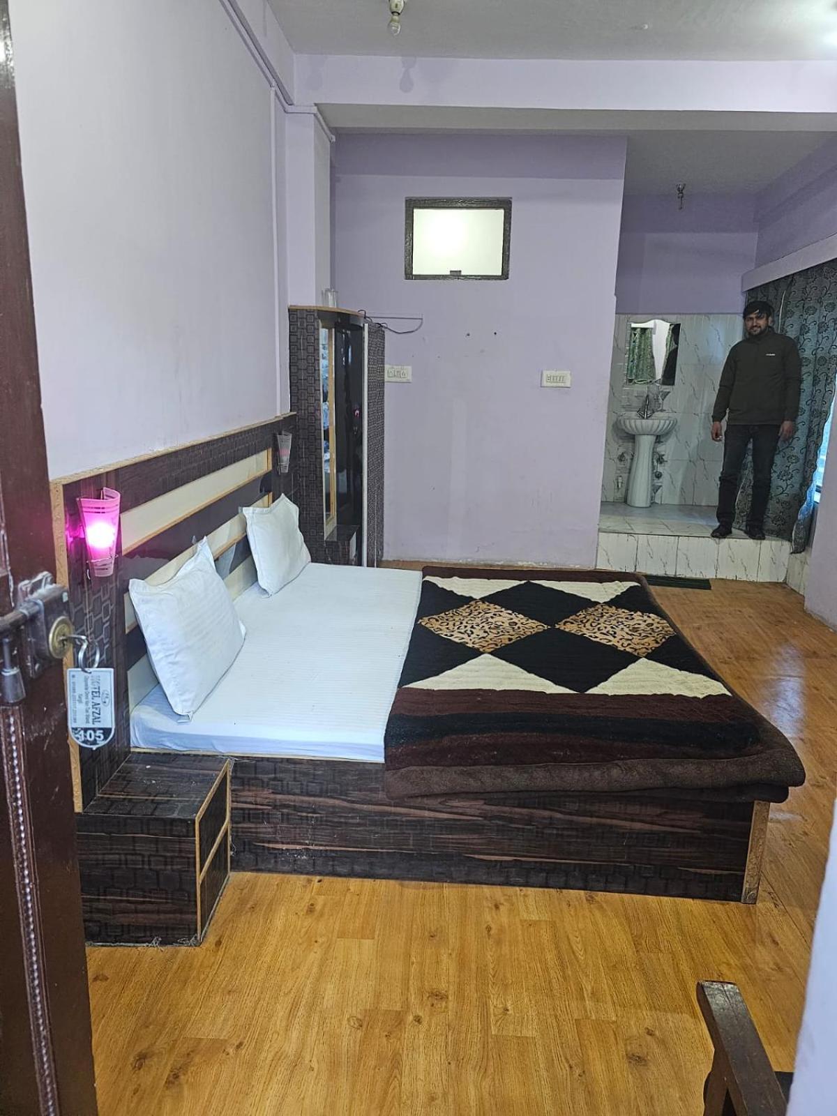 Hotel Afzal And Restaurant Kargil Bagian luar foto