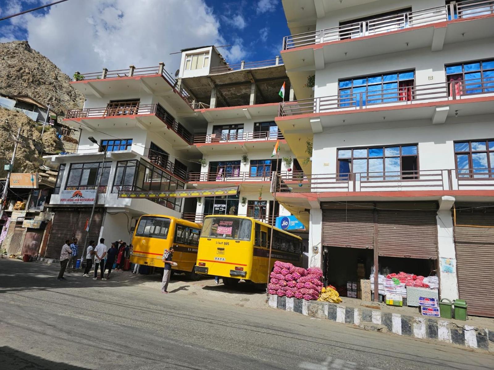 Hotel Afzal And Restaurant Kargil Bagian luar foto