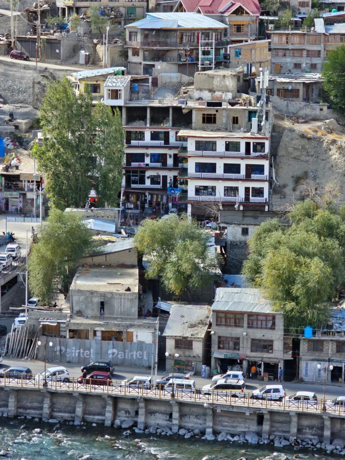Hotel Afzal And Restaurant Kargil Bagian luar foto